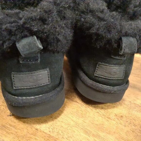 Women’s UGG Classic Short Mini Black Boots - Size 8 - Picture 4 of 6